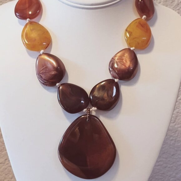 no brand name Jewelry - Brown tigers-eye-like resin-type 16" necklace